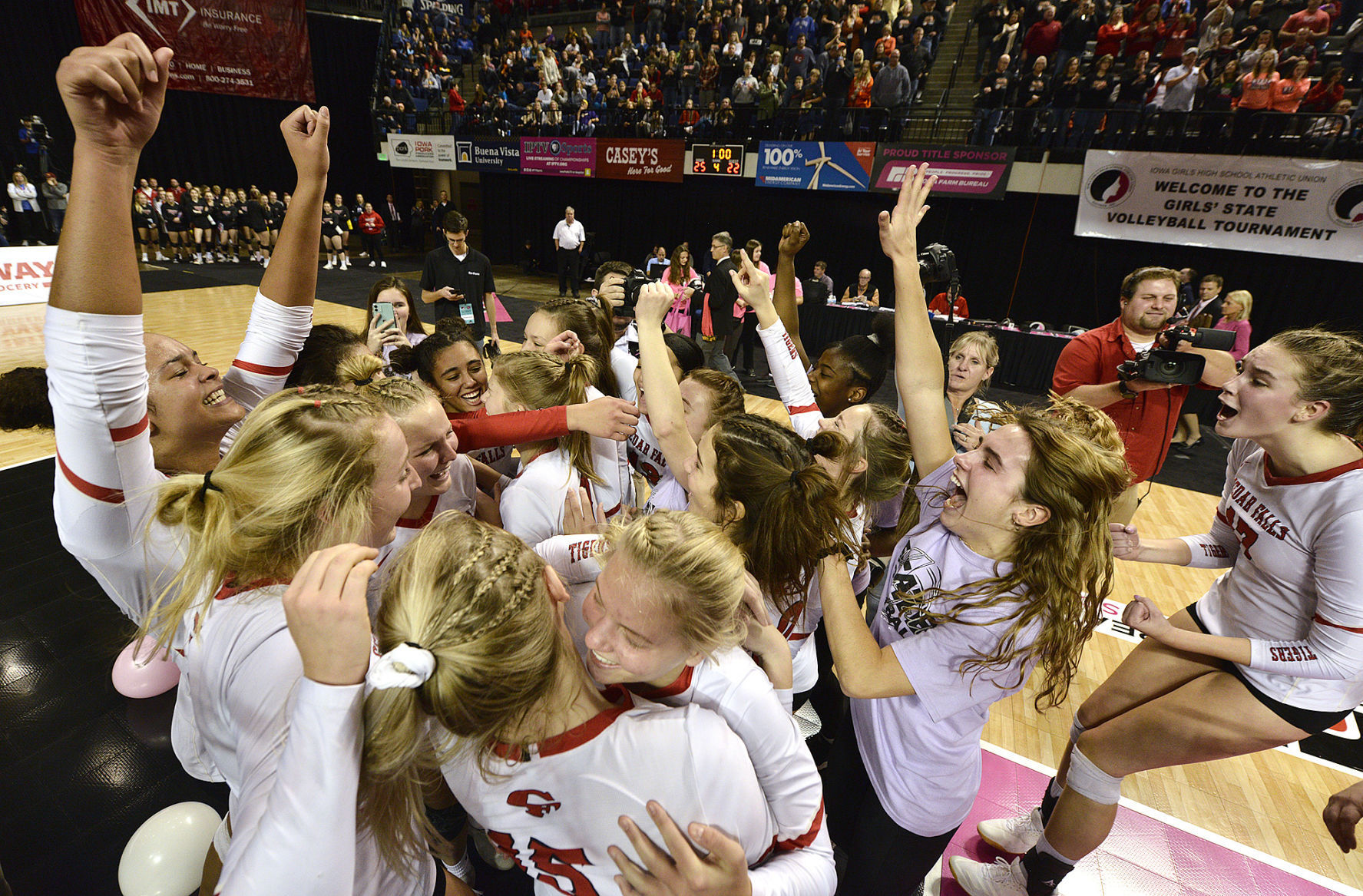 Cedar Falls vs West Des Moines Valley state volleyball